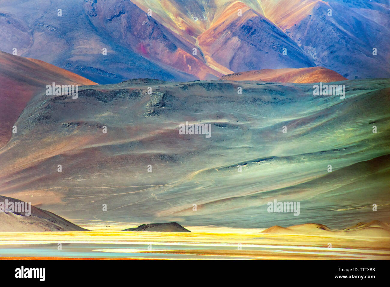 La montagna Ande e laguna di acqua salata, San Pedro de Atacama, Regione di Antofagasta, Cile Foto Stock
