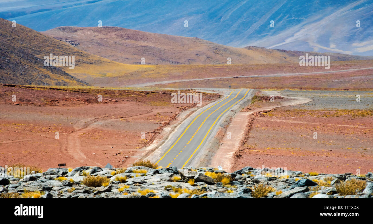 Strada nel deserto di Atacama, San Pedro de Atacama, Regione di Antofagasta, Cile Foto Stock