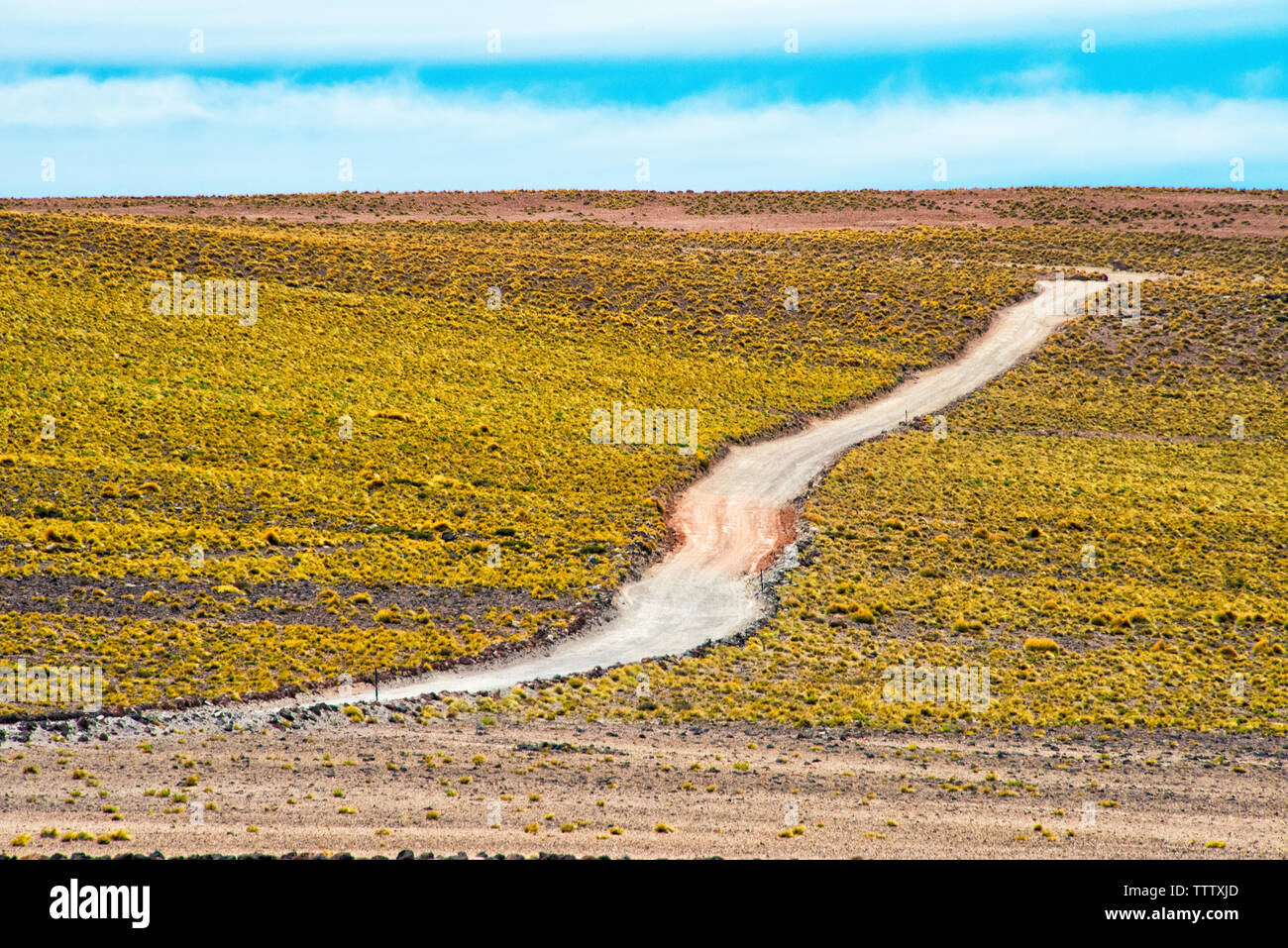 Guida auto sulla strada attraverso il deserto di Atacama, San Pedro de Atacama, Regione di Antofagasta, Cile Foto Stock