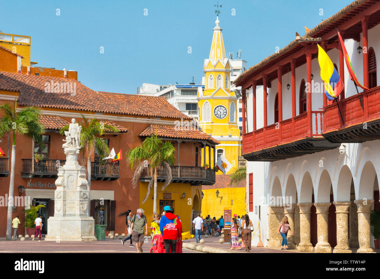 Clock Tower, statua di Cristoforo Colombo e case coloniali nella città vecchia, Cartagena, sito Patrimonio Mondiale dell'UNESCO, Dipartimento di Bolivar, Colombia Foto Stock