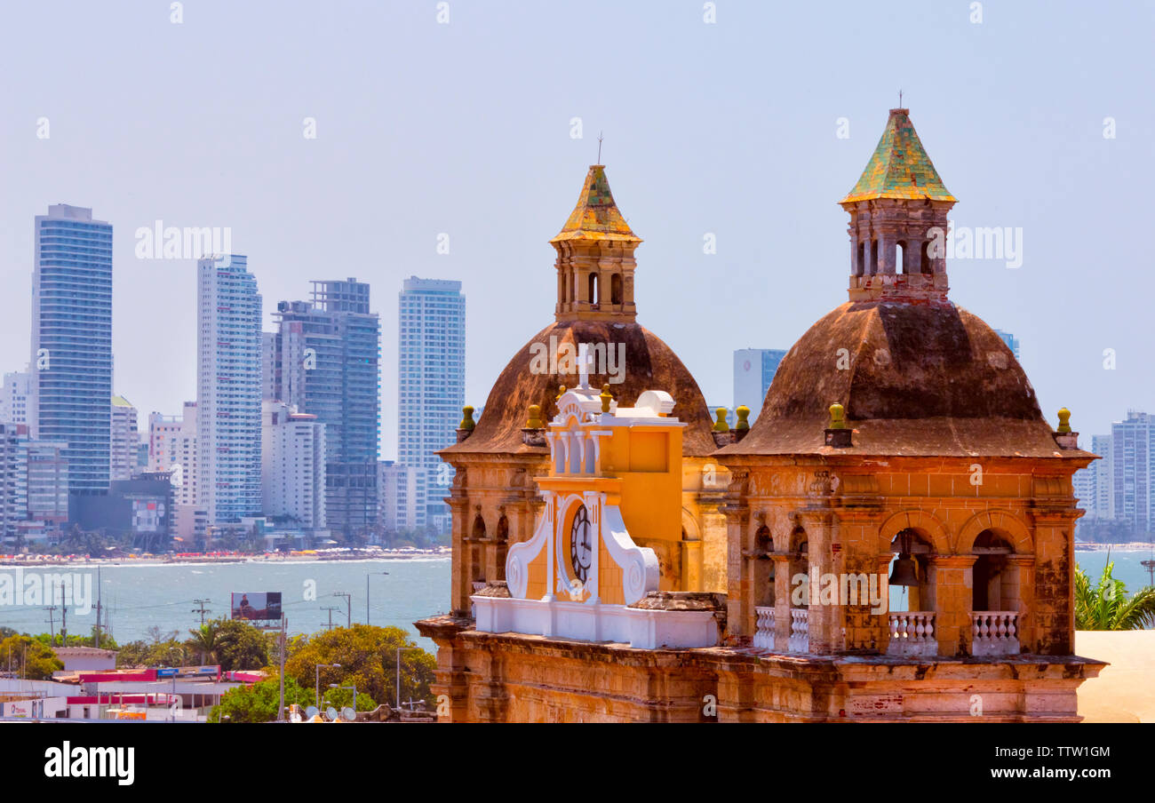La Iglesia de San Pedro Claver nella città vecchia, alta sorge della nuova città sullo sfondo, Cartagena, sito Patrimonio Mondiale dell'UNESCO, Dipartimento di Bolivar, Foto Stock