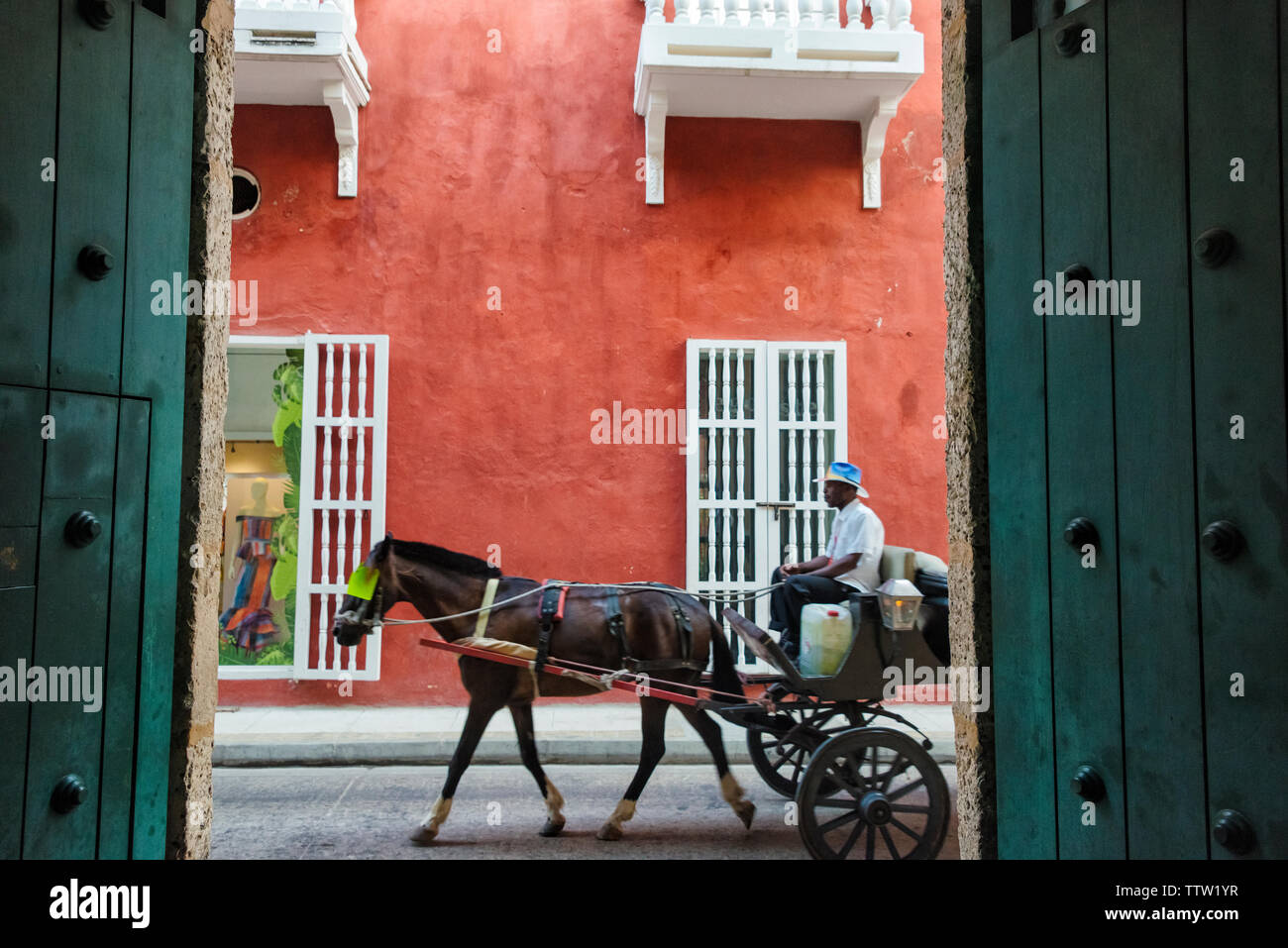 Carrozza a cavallo con case coloniali nella città vecchia, Cartagena, sito Patrimonio Mondiale dell'UNESCO, Dipartimento di Bolivar, Colombia Foto Stock