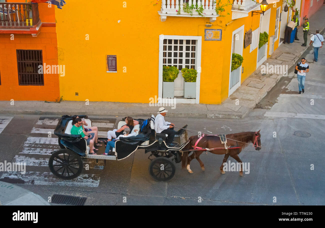 Carrozza a cavallo nella città vecchia, Cartagena, sito Patrimonio Mondiale dell'UNESCO, Dipartimento di Bolivar, Colombia Foto Stock