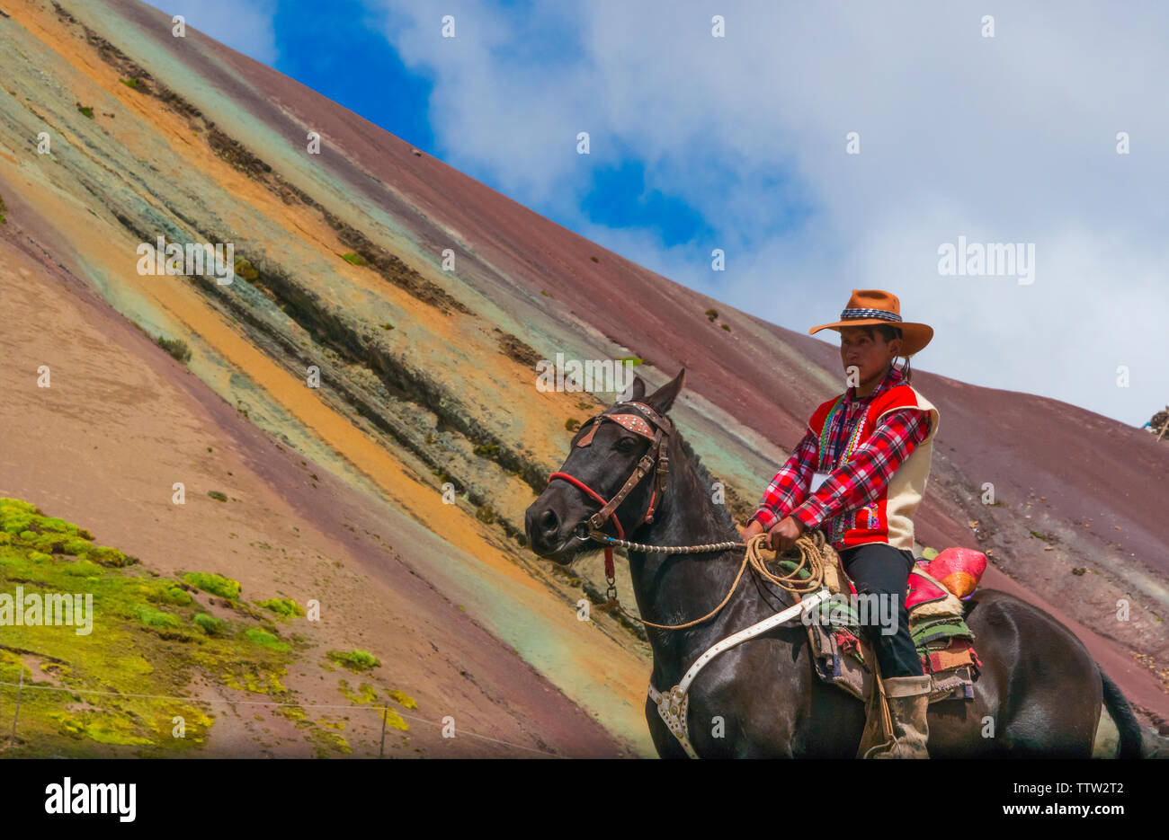 Il quechua uomo a cavallo in Rainbow Mountain (Vinicunca), Provincia di Cusco, Perù Foto Stock