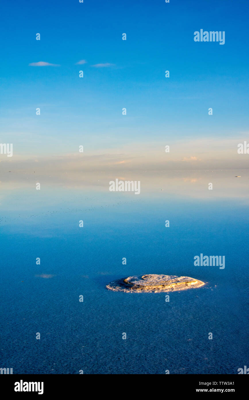 Un patch di sale sulla distesa di sale coperte con acqua, Salar de Uyuni, dipartimento di Potosi, Bolivia Foto Stock