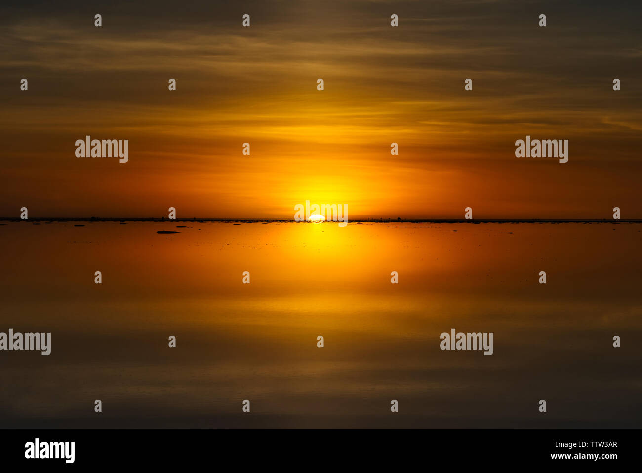 Tramonto sulla distesa di sale coperte con acqua, Salar de Uyuni, dipartimento di Potosi, Bolivia Foto Stock