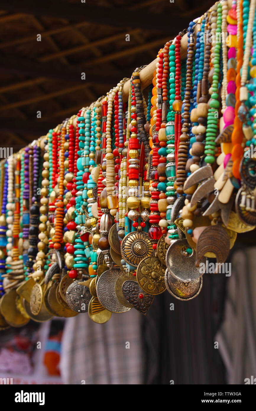 Collana di perle ad una bancarella di mercato, Dilli Haat, Nuova delhi, India Foto Stock