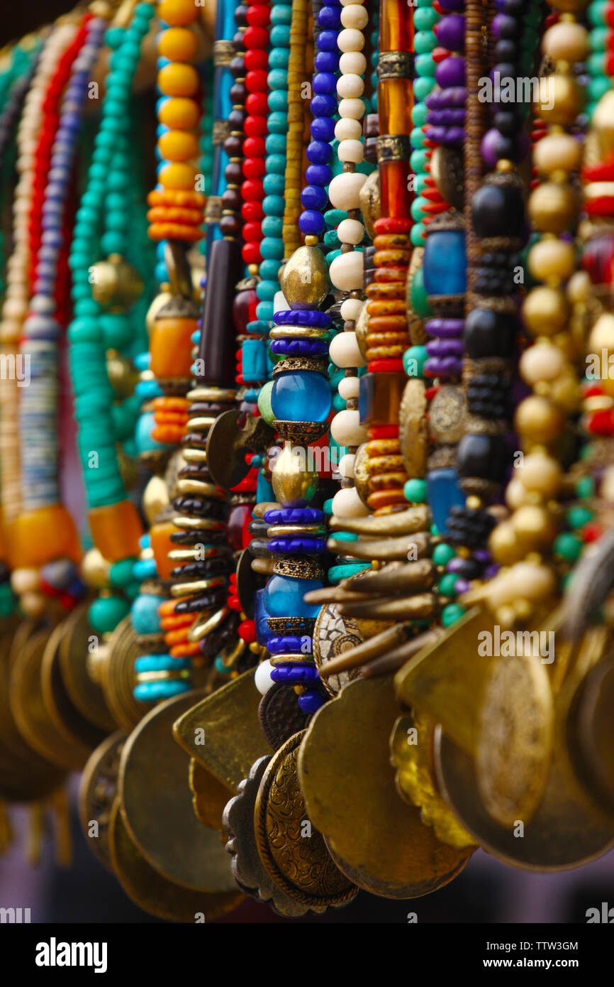 Collana di perle in un mercato in stallo, Dilli Haat, New Delhi, India Foto Stock