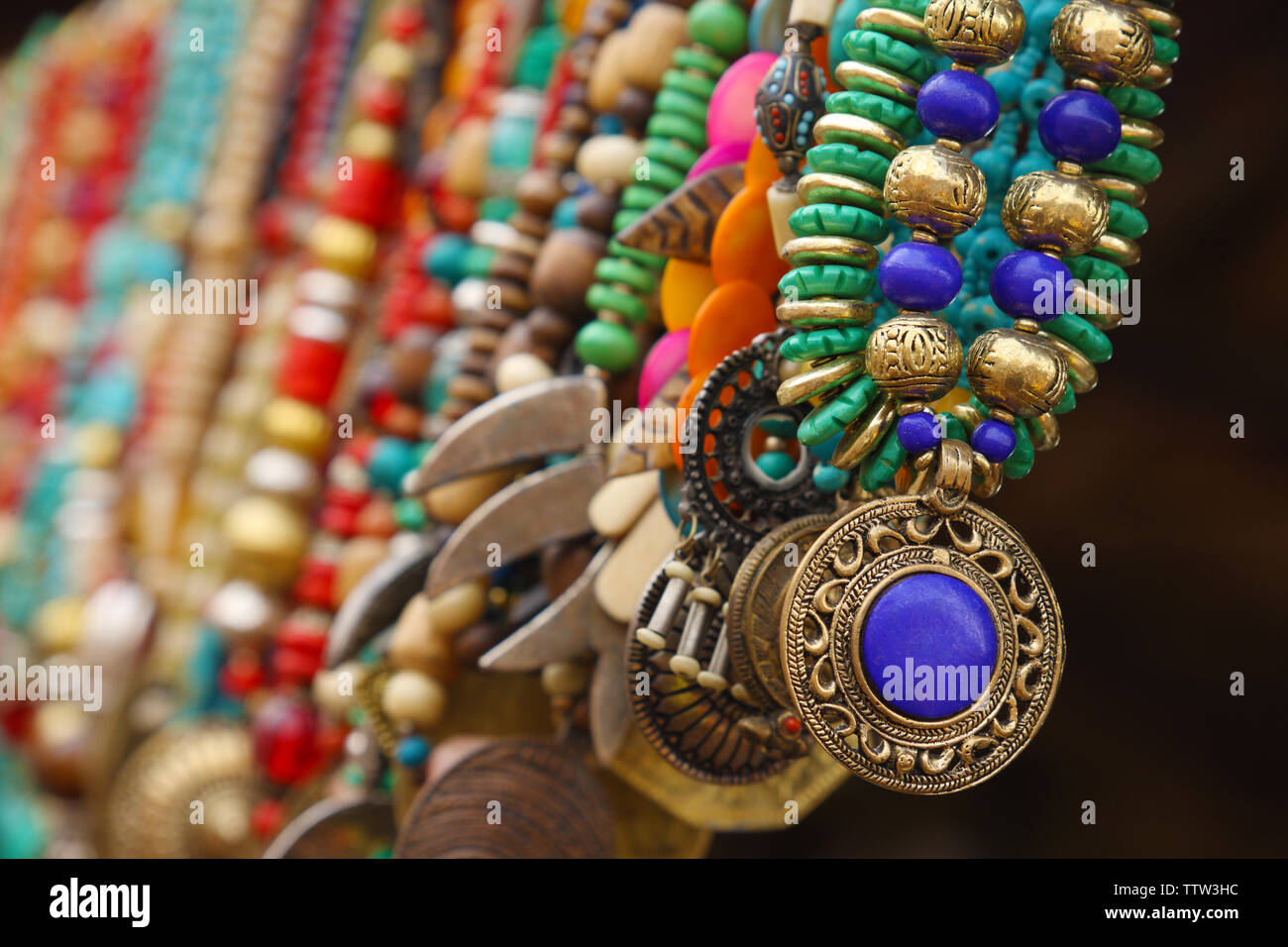 Collana di perle in un mercato in stallo, Dilli Haat, New Delhi, India Foto Stock