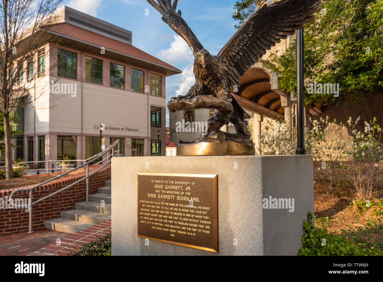 Aquila in bronzo scultura tributo al di fuori di Candler Scuola di Teologia sul campus dell'università di Emory a Atlanta, Georgia. (USA) Foto Stock