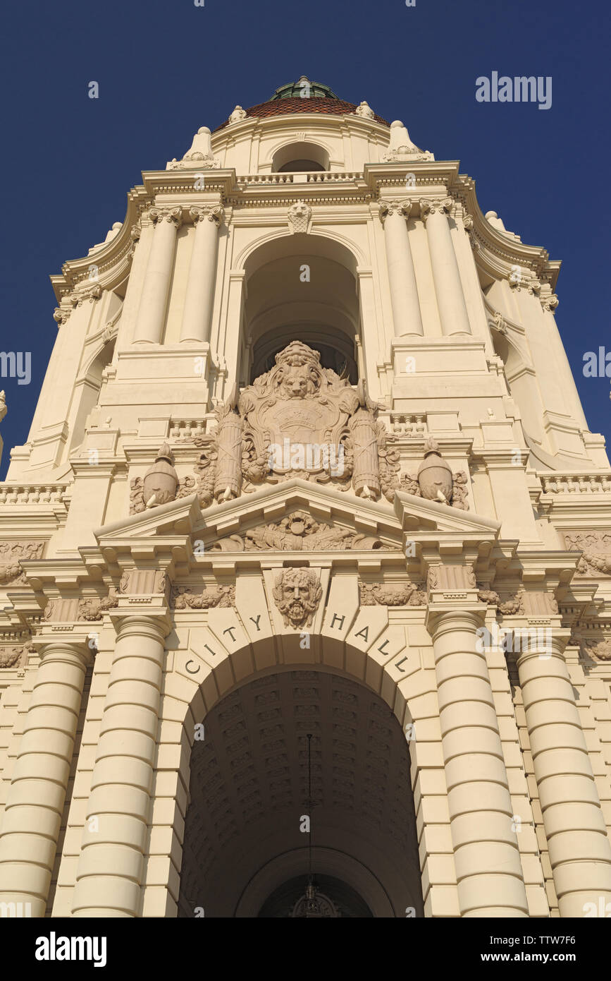 Una vista dell'iconico Pasadena City Hall nella Contea di Los Angeles. Questo edificio è elencato nel Registro Nazionale dei Luoghi Storici. Foto Stock