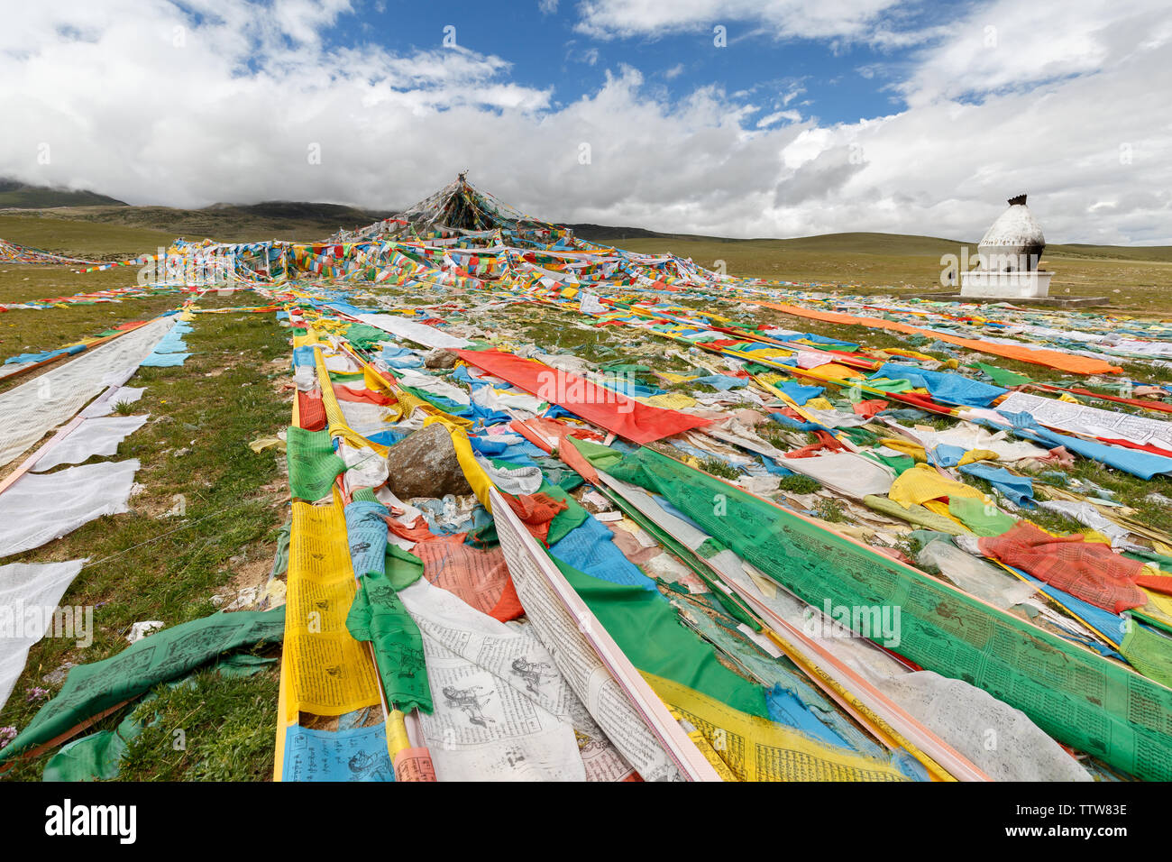 Colorati bandiere di preghiera in montagna sul modo di Nam Tso Lake, il Tibet / Cina. Bandiere di preghiera sono spesso utilizzati per benedire la campagna circostante. Foto Stock