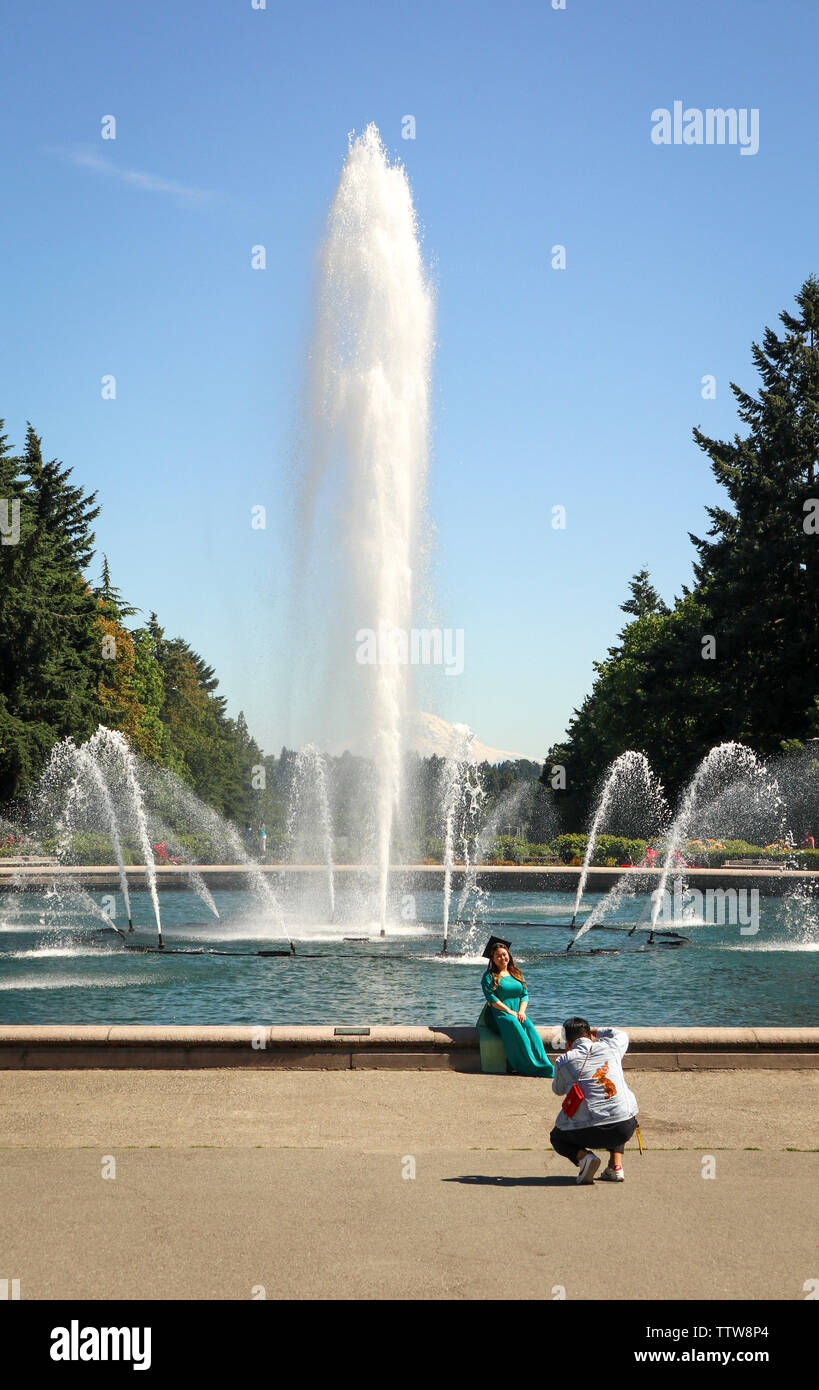 Famiglia asiatica prendendo le foto di graduazione a Drumheller Fountain, Università di Washington, Seattle campus, Seattle, Washington, Stati Uniti d'America Foto Stock
