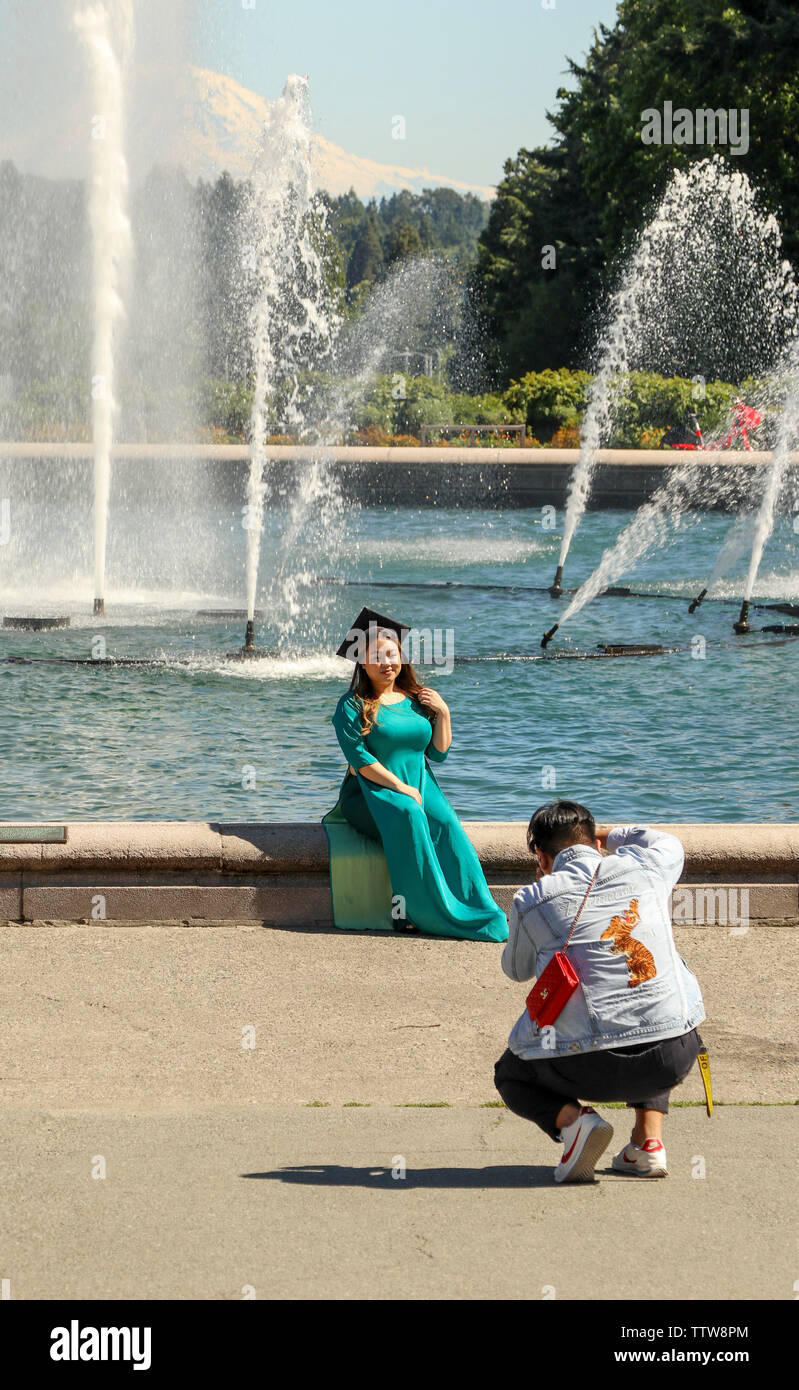 Famiglia asiatica prendendo le foto di graduazione a Drumheller Fountain, Università di Washington, Seattle campus, Seattle, Washington, Stati Uniti d'America Foto Stock
