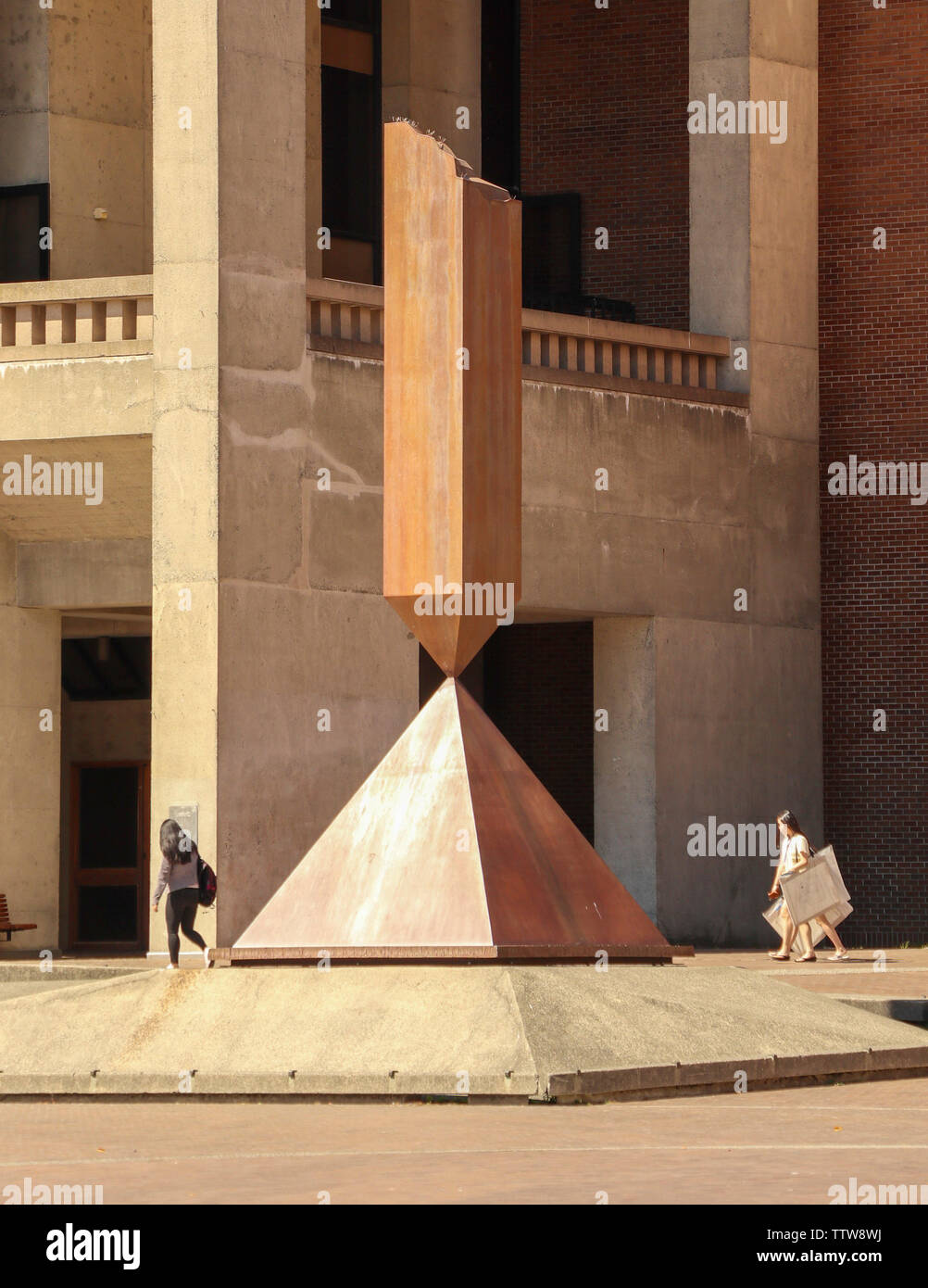 Barnett Newman (1905-1970), rotte obelisco, dono della Virginia Wright fund, 2001, Piazza Rossa, Università di Washington, Seattle campus Foto Stock