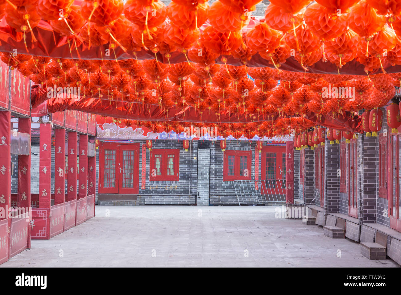 Edifici antichi e lanterne rosse presso il Tempio Imperiale Fair di Shenyang, Cina Foto Stock