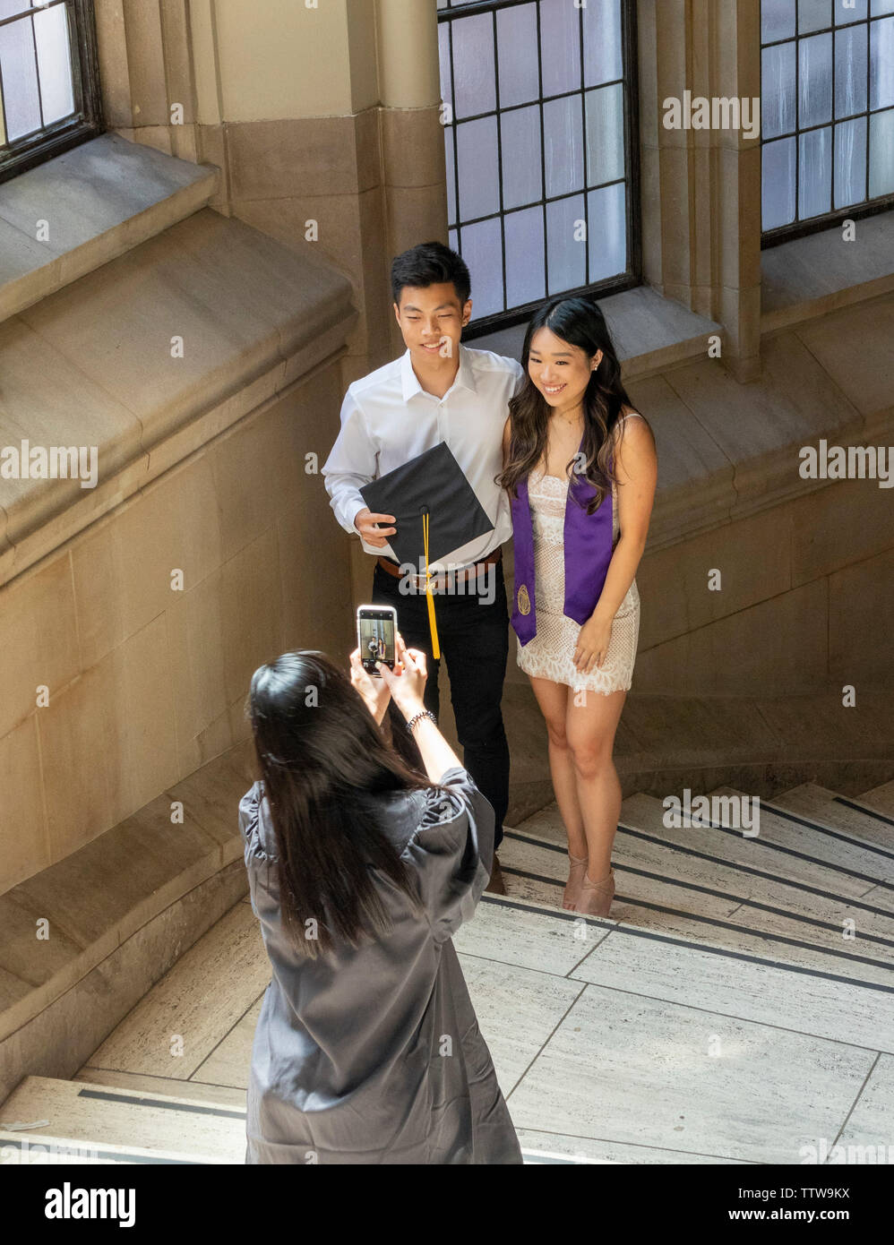 Famiglia asiatica prendendo la laurea di foto su Washington University campus di Seattle, Seattle, Washington, Stati Uniti d'America Foto Stock