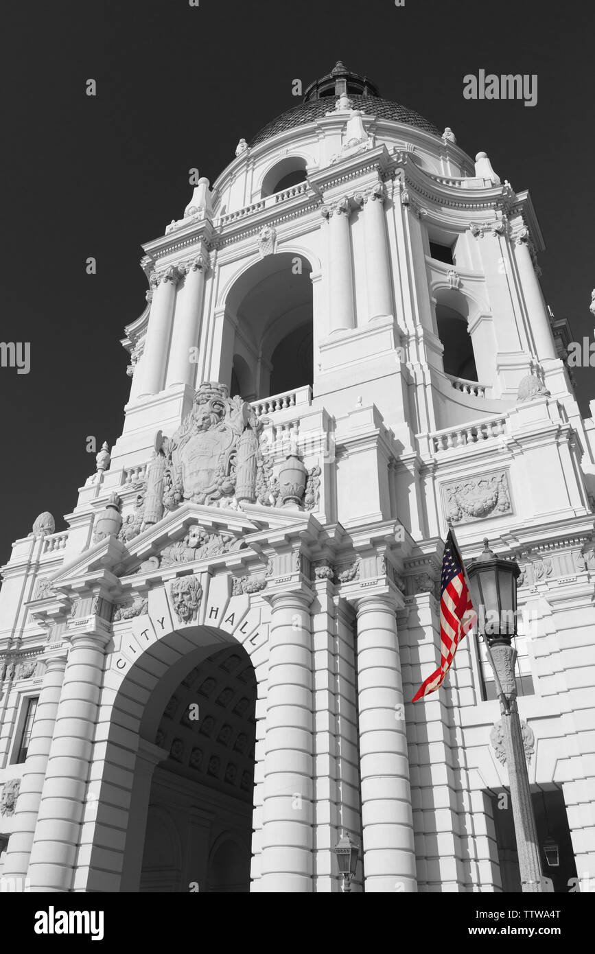 Una vista dell'iconico Pasadena City Hall nella Contea di Los Angeles. Questo edificio è elencato nel Registro Nazionale dei Luoghi Storici. Foto Stock