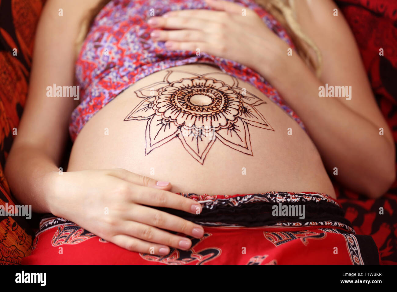 Belly tattoo immagini e fotografie stock ad alta risoluzione - Alamy