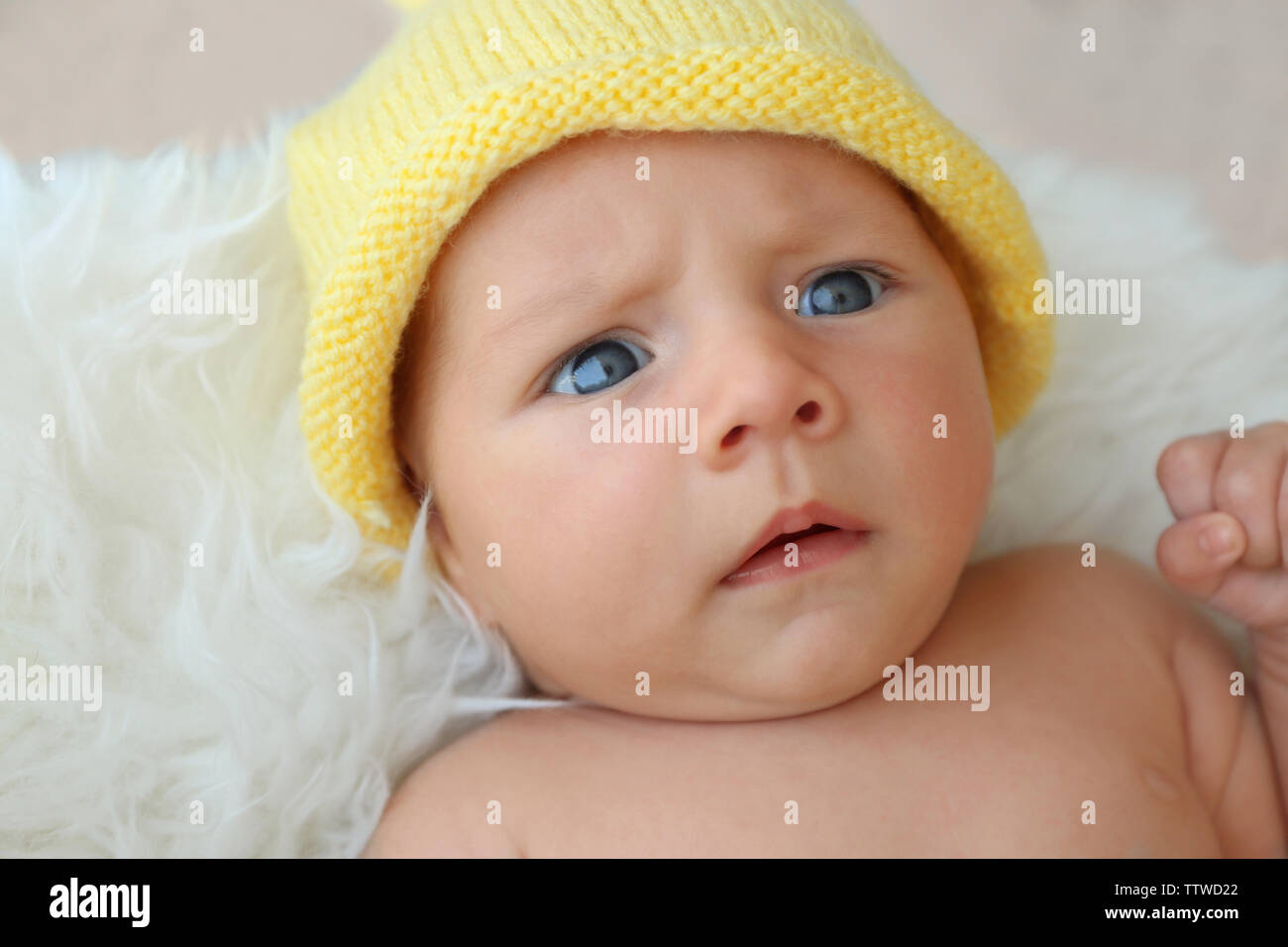 Carino il bambino giacente su soffici plaid, vista ravvicinata Foto Stock