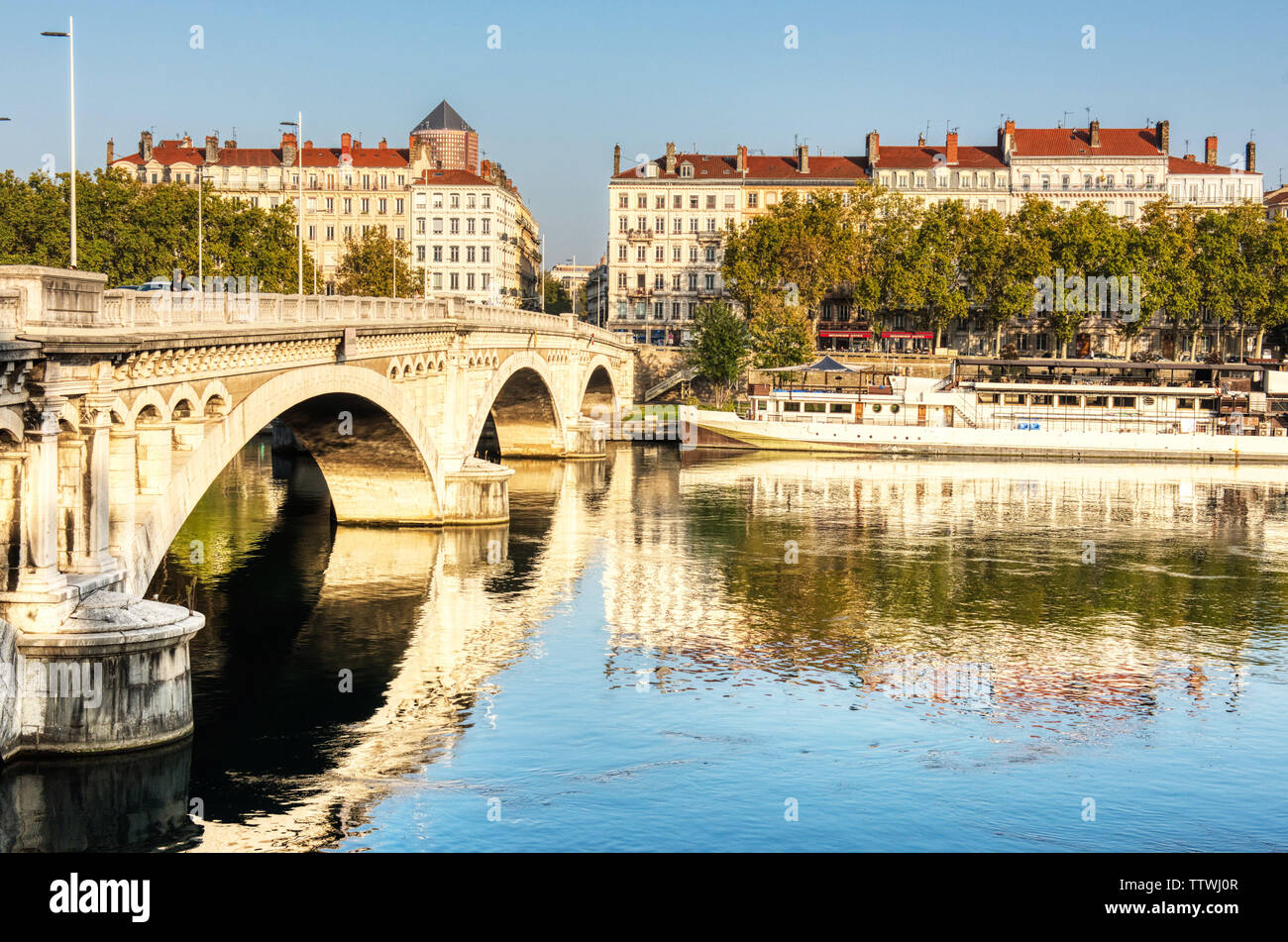 Fiume e ponte in una città di Lione, Francia Foto Stock