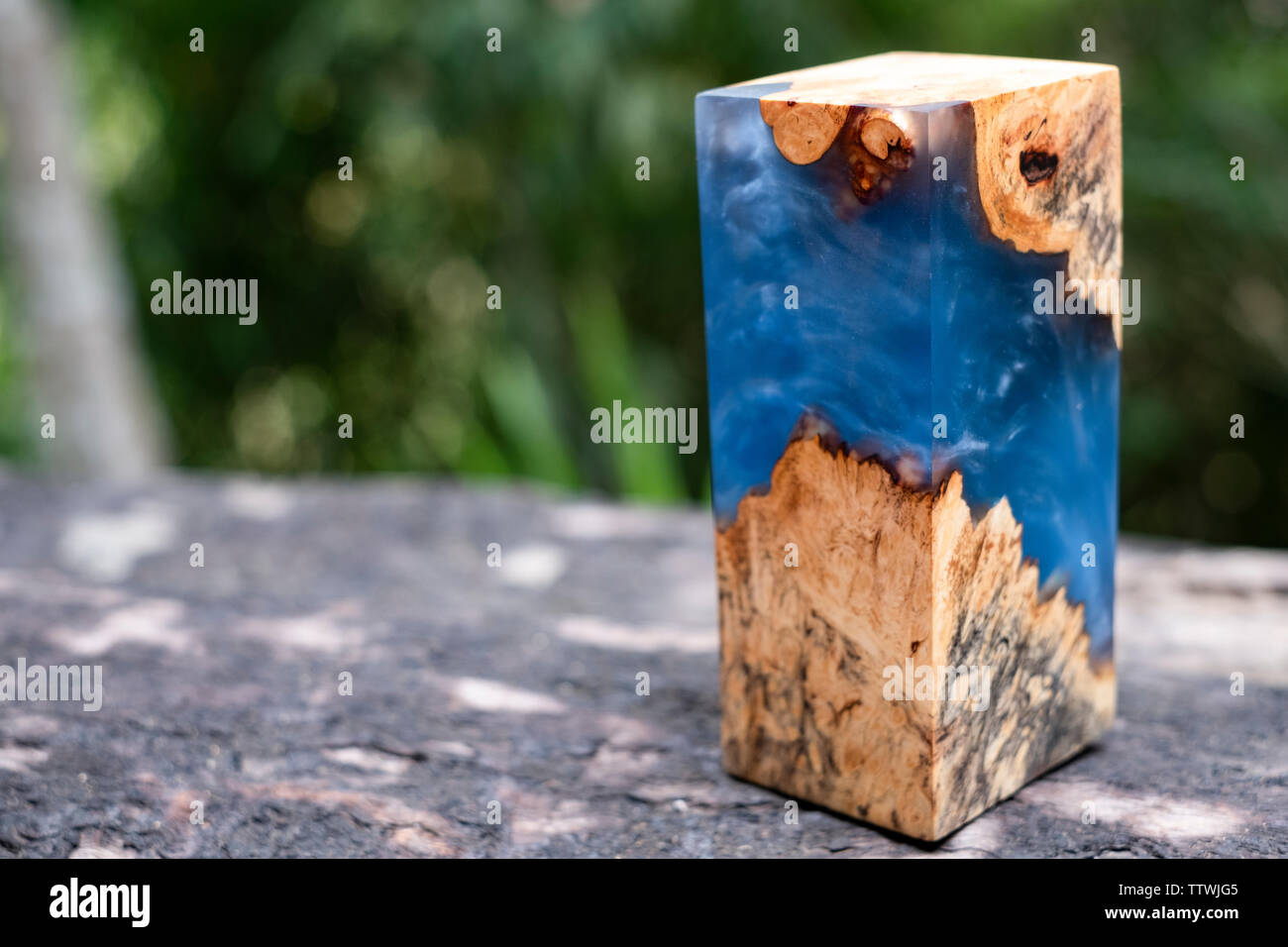 Colata di resina epossidica la stabilizzazione di radica di legno Afzelia arte astratta sfondo per gli sbozzati Foto Stock