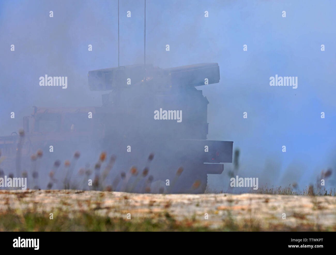 Un/TWQ-1 Avenger Sistema per missile da C Batteria, 174ma la difesa aerea reggimento di artiglieria, decimo esercito aria e la difesa missilistica comando, è invasa dal fumo dopo la cottura di un missile stinger a un drone*** come parte di un breve intervallo la difesa aerea esercizio come parte di eredità Tobruq in Utska, Polonia, 17 giugno 2019. Tobruq Legacy è un 21-giorno di esercizio che si concentra sul multi-partnership nazionali con comprensione condivisa e la dimostrazione di aria le capacità di difesa dall'esercito di Stati Uniti e 11 diversi partner e paesi alleati. (U.S. Esercito foto di Sgt. Kyle Larsen) Foto Stock