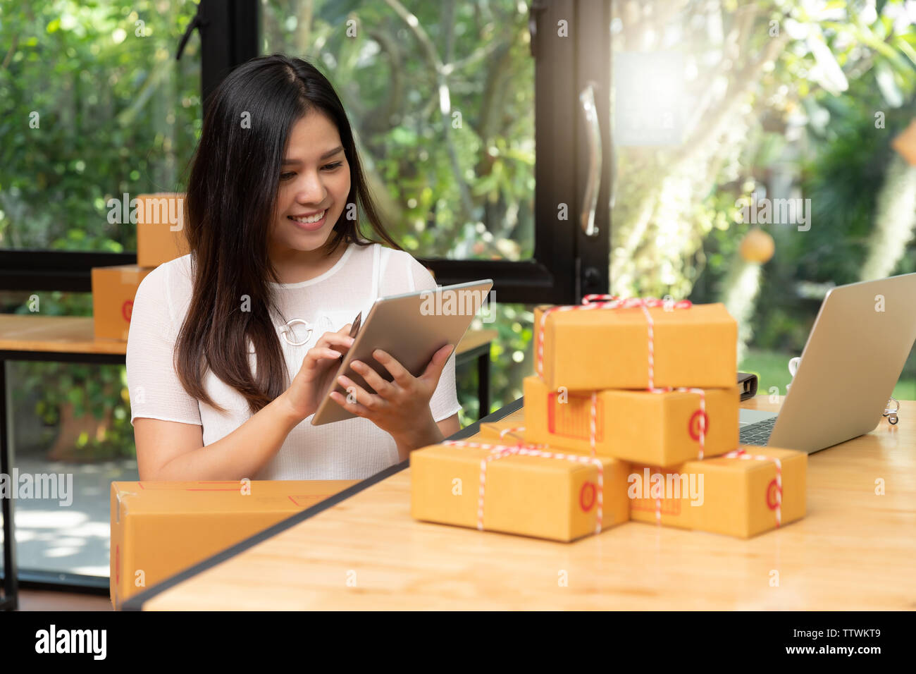 Il cliente riceve molti da pacco consegna dopo lo shopping online Foto Stock