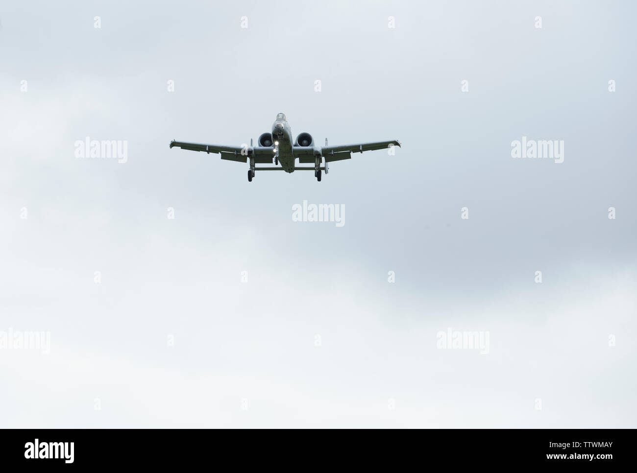 Un A-10 Thunderbolt II esegue una dimostrazione dell'antenna oltre Whiteman Air Force Base, Missouri, il 16 giugno 2019. Il combattimento aereo il comando A-10 Thunderbolt II team di dimostrazione eseguita molteplici volte per tutto il 2019 ali su di Whiteman Aria e Space Show. (U.S. Air Force photo by Staff Sgt. Kayla bianco) Foto Stock