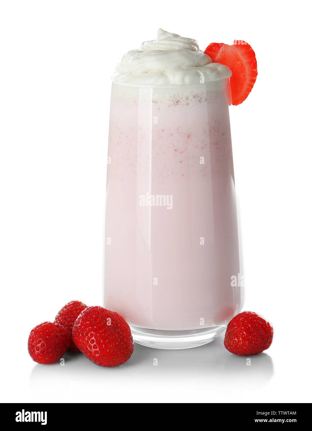 Milk shake alla fragola su sfondo bianco Foto Stock
