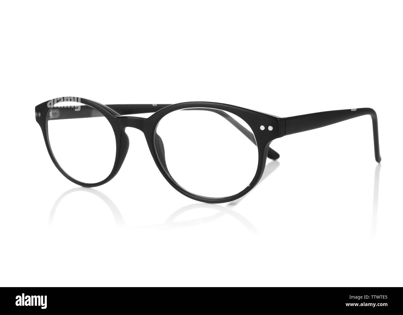 Vista ravvicinata dei moderni occhiali su sfondo chiaro Foto Stock