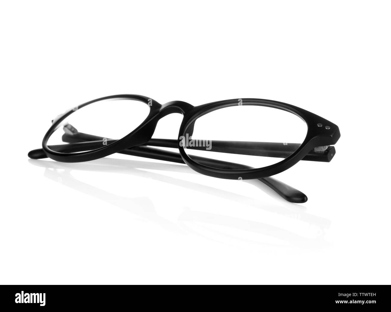Vista ravvicinata dei moderni occhiali su sfondo chiaro Foto Stock