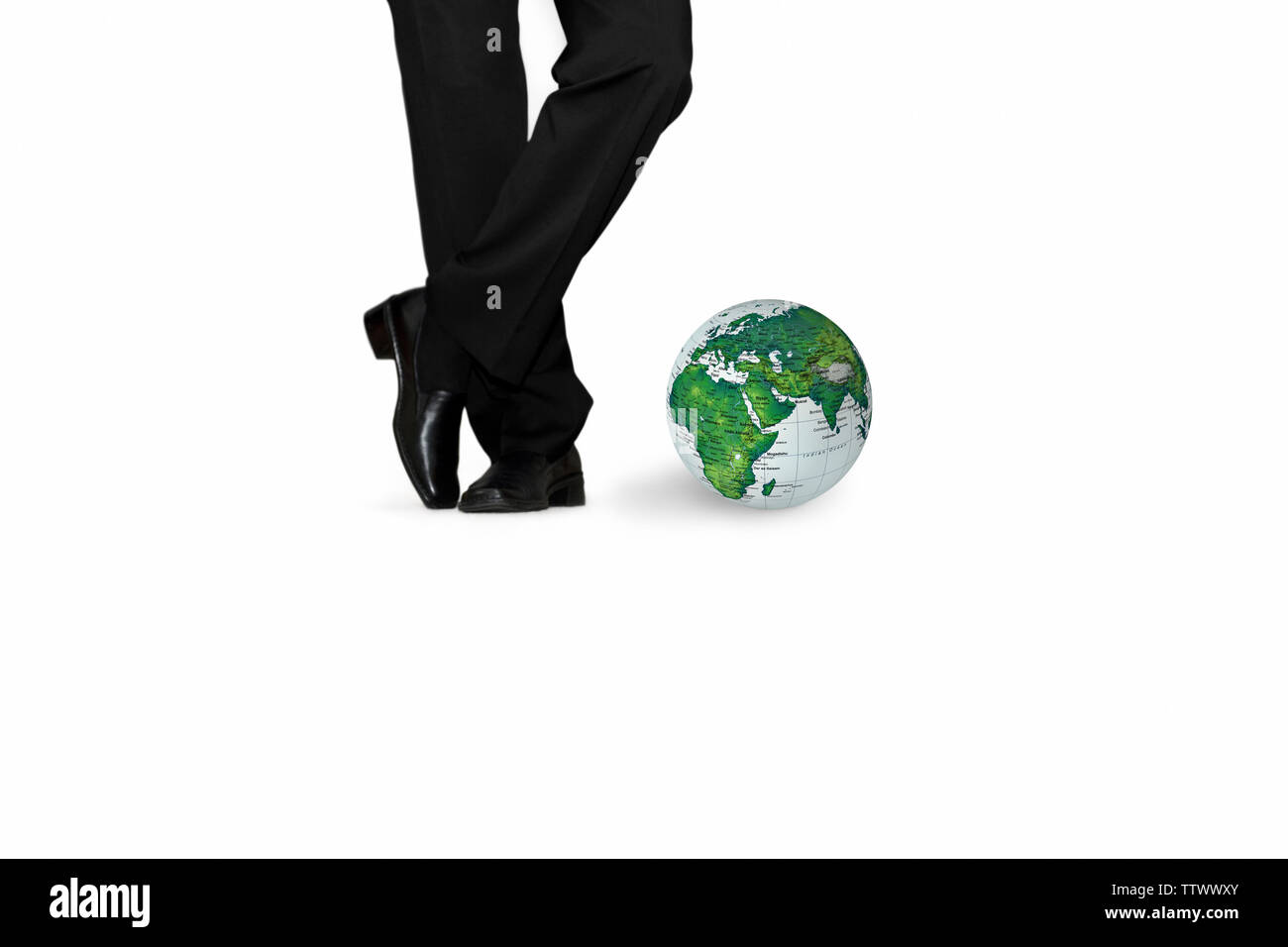 Vista in sezione bassa di un uomo d'affari con globo Foto Stock