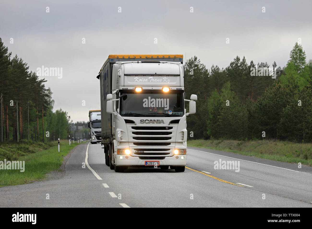 Raasepori, Finlandia. 24 maggio 2019: Bianco Scania R440 semi rimorchio con abbaglianti su brevemente e un altro carrello haul di merci su strada nel sud della Finlandia. Foto Stock