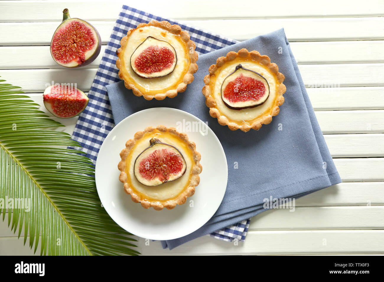 Piastre con gustose torte di figura su tovaglioli, vista dall'alto Foto Stock