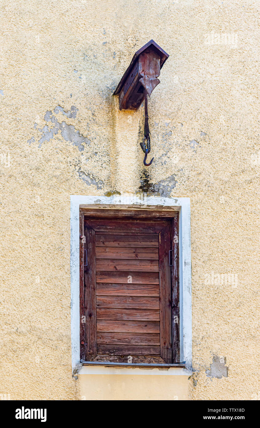 Antico canto la puleggia con la vecchia finestra di legno Foto Stock
