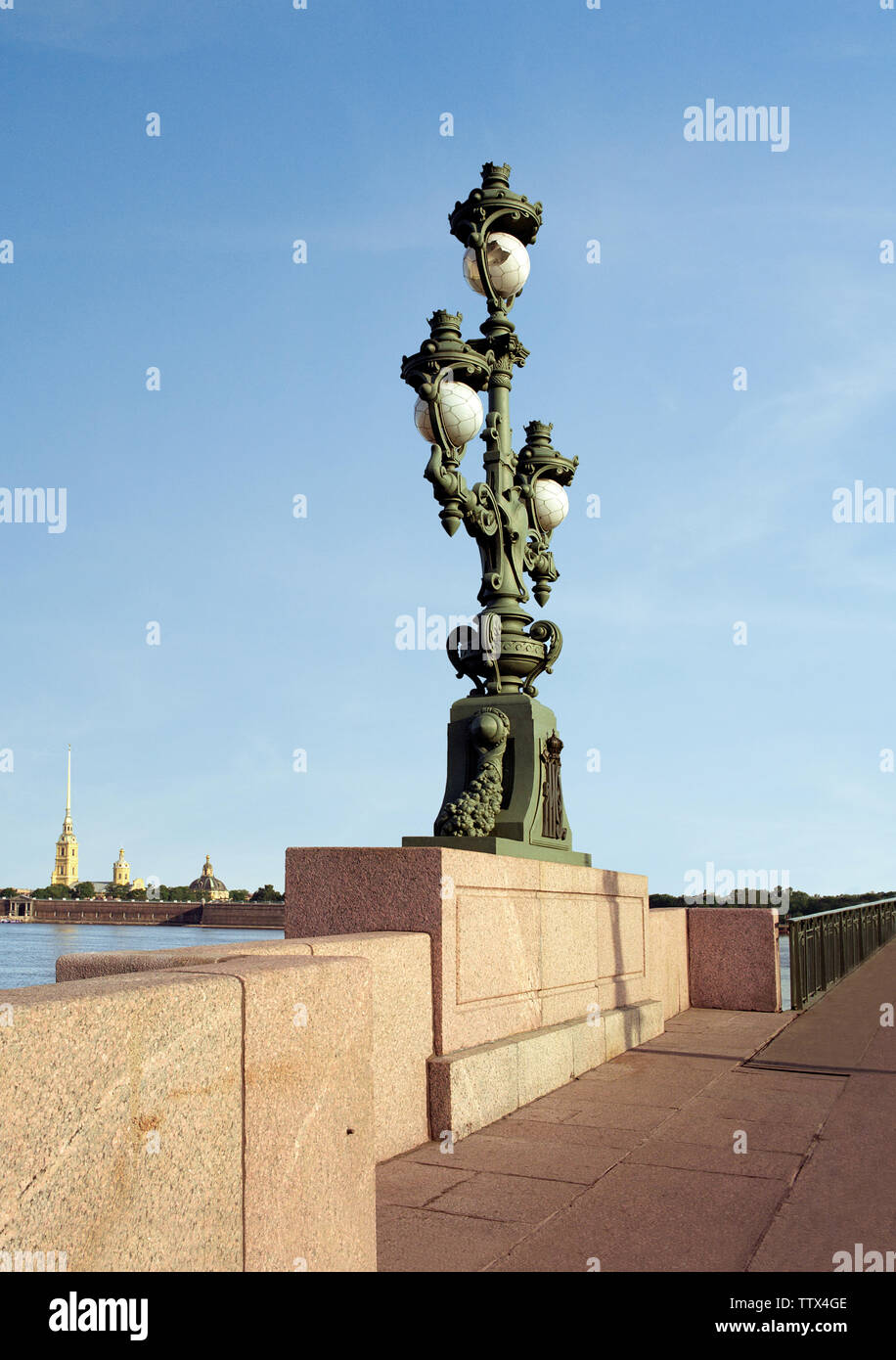 Lampione su un ponte, San Pietroburgo, Russia Foto Stock