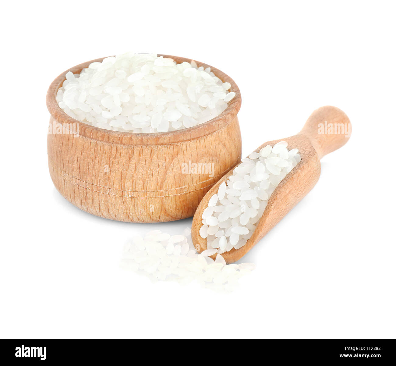 A grana corta di riso nel recipiente di legno e scoop su sfondo bianco Foto Stock