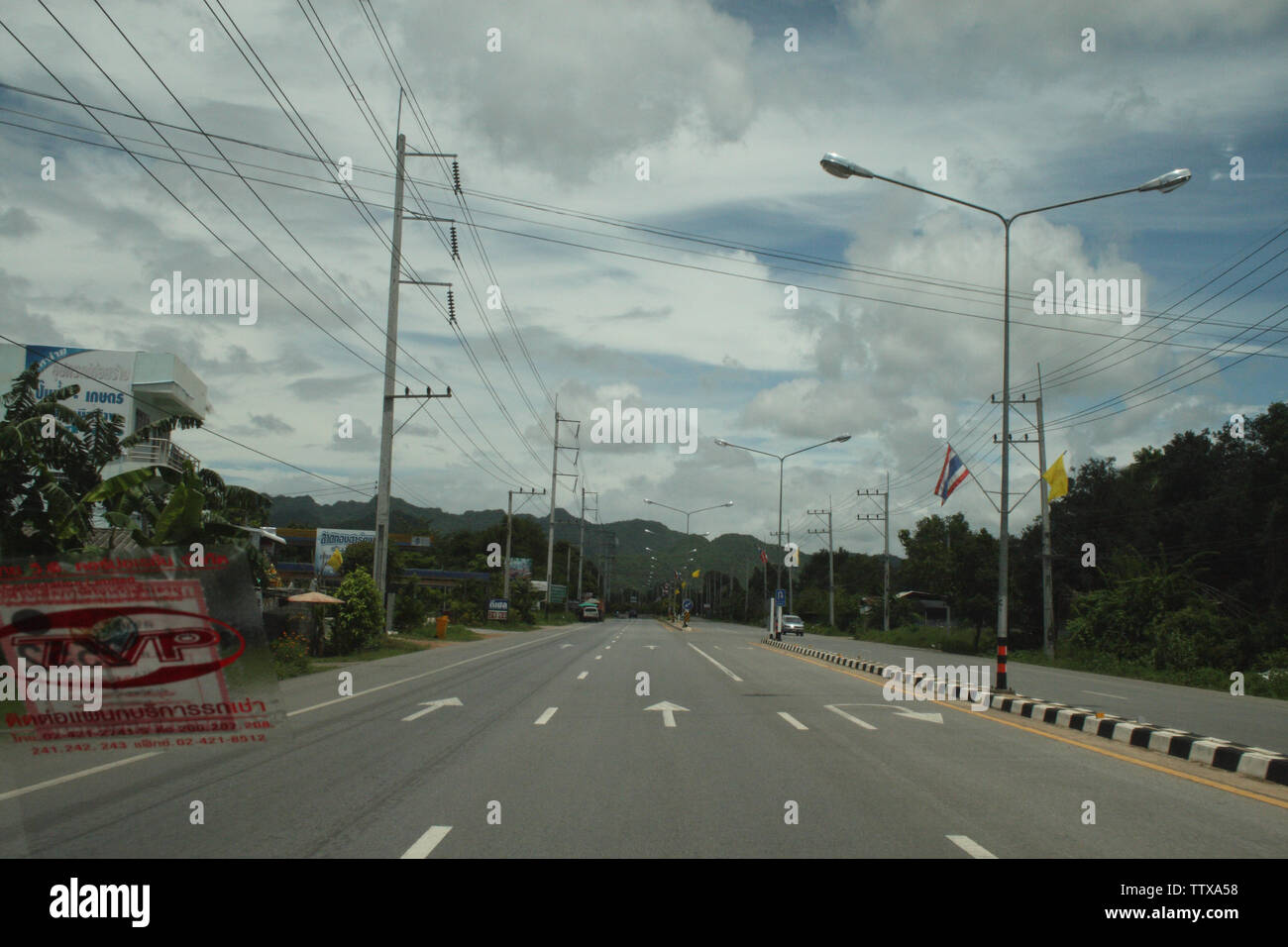 Strada che conduce a una montagna, Bangkok, Thailandia Foto Stock