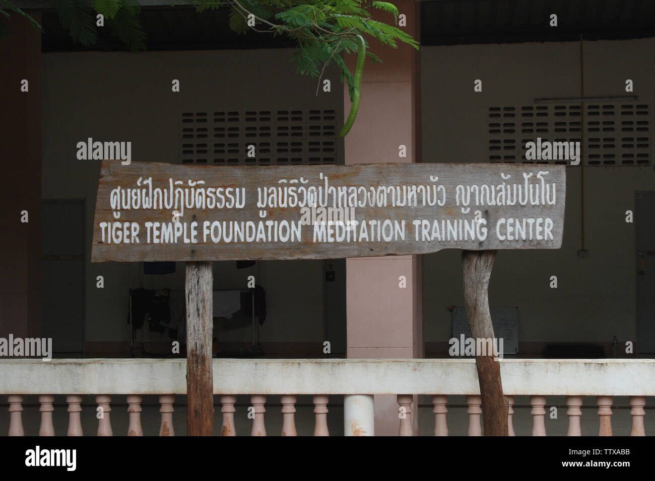 Cartello presso un tempio, Tiger Temple, Sai Yok, Kanchanaburi, Thailandia Foto Stock