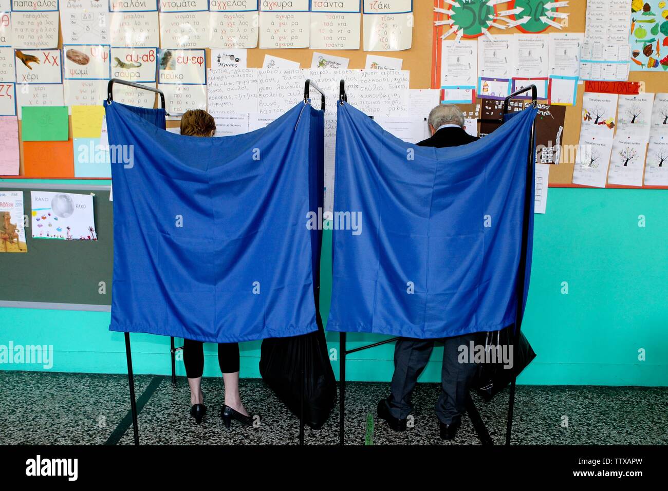 Sondaggi aperti inizio Domenica in Grecia, con quasi dieci milioni di elettori chiamati a votare per il Parlamento europeo, i consigli regionali e locali. Foto Stock