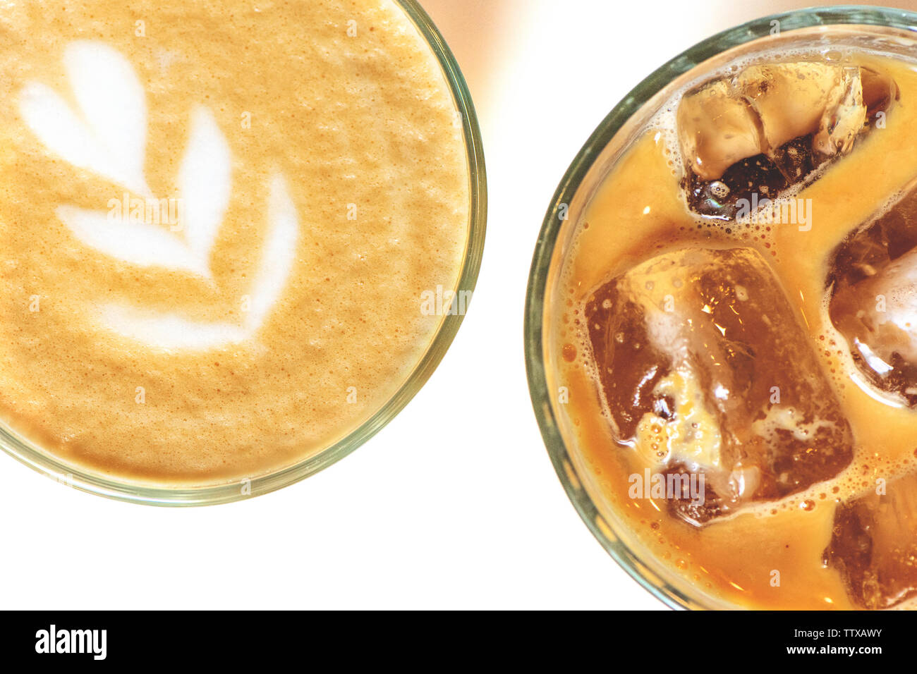 Ghiaccio freddo il latte e caffè con latte art in vetro su uno sfondo bianco. Vista dall'alto. Foto Stock
