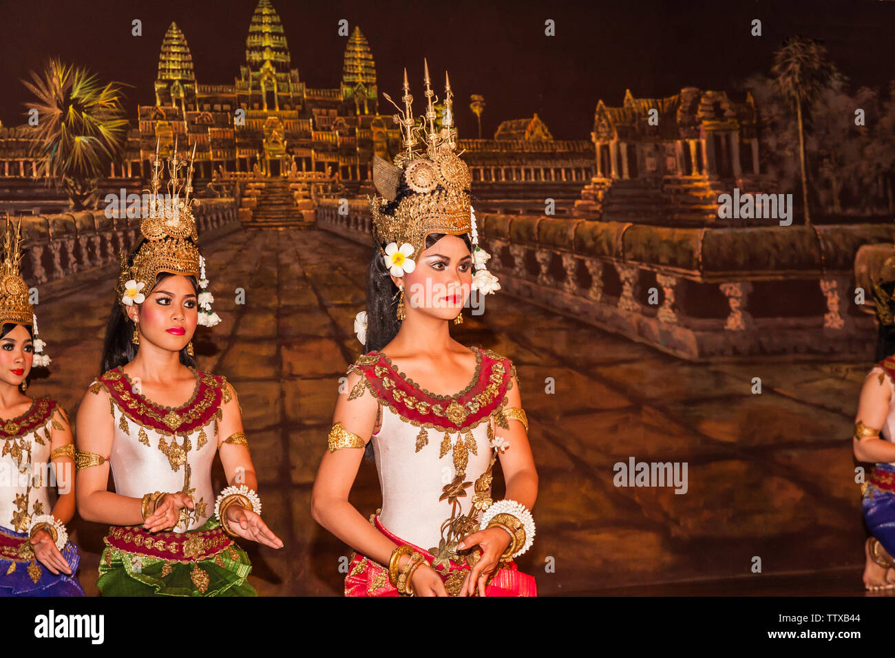 Khmer tradizionale ballerini eseguono durante lo spettacolo in Siem Reap, Cambogia Foto Stock