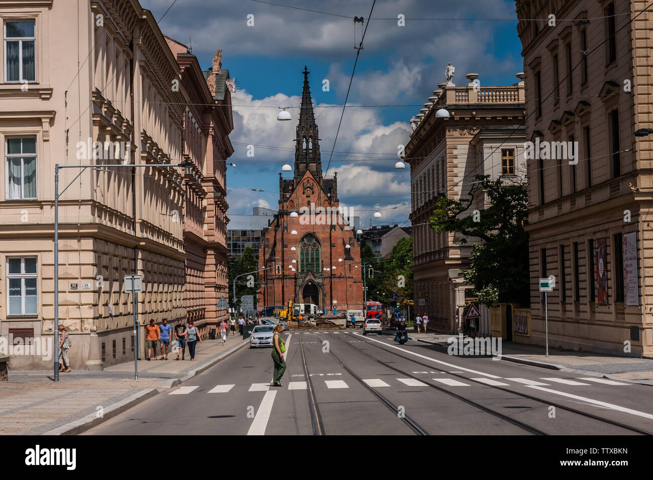 Husova Street e la chiesa di Jan Amos Comenius - Chiesa Rossa, Brno Foto Stock