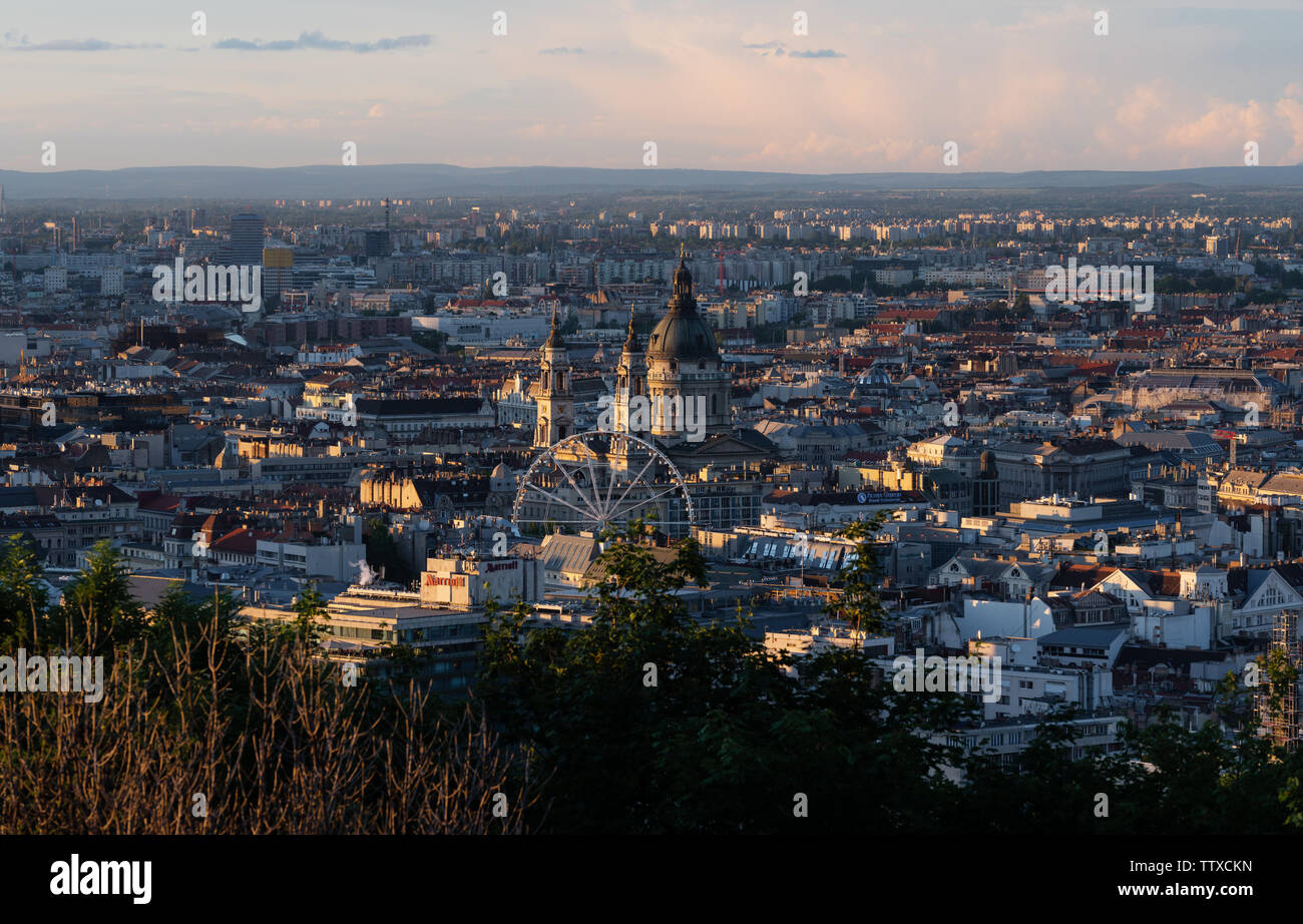 Panoramica della città di Budapest vista in Ungheria ad estate in sunset Foto Stock