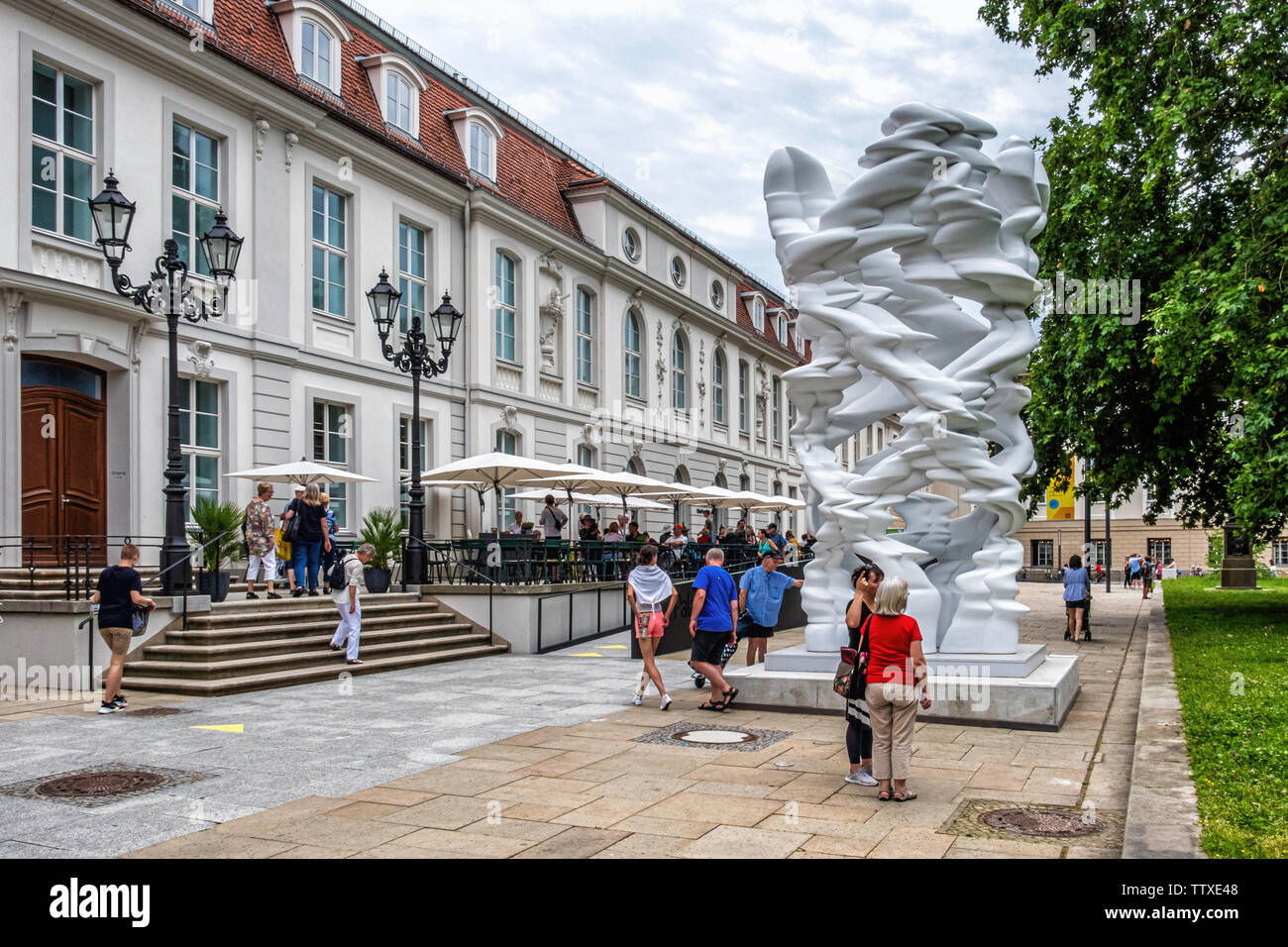 Runner, fibra di vetro scultura dello scultore Tony Cragg 2017 al di fuori del Palais Populaire Arte Cultura & Sport da Deutsche Bank.Gallery, Cafe & eventi venue Foto Stock