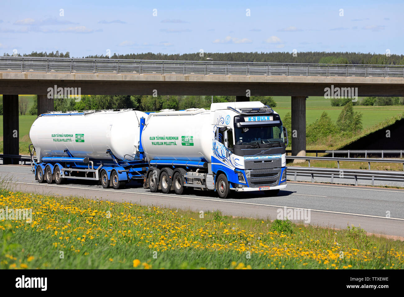 Salo, Finlandia. Maggio 30, 2019. Volvo FH16 autobotte di K-S rinfusa Oy trasporta VAPO pellet di legno in autostrada in Finlandia in una giornata di sole dell'estate. Foto Stock