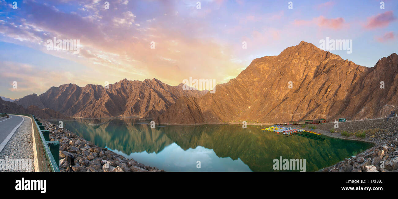 Hatta acqua della diga vista panoramica bellissimo luogo per Acqua avventura Attività come il safari in barca Kayak acqua bike famosa attrazione turistica di Dubai Foto Stock