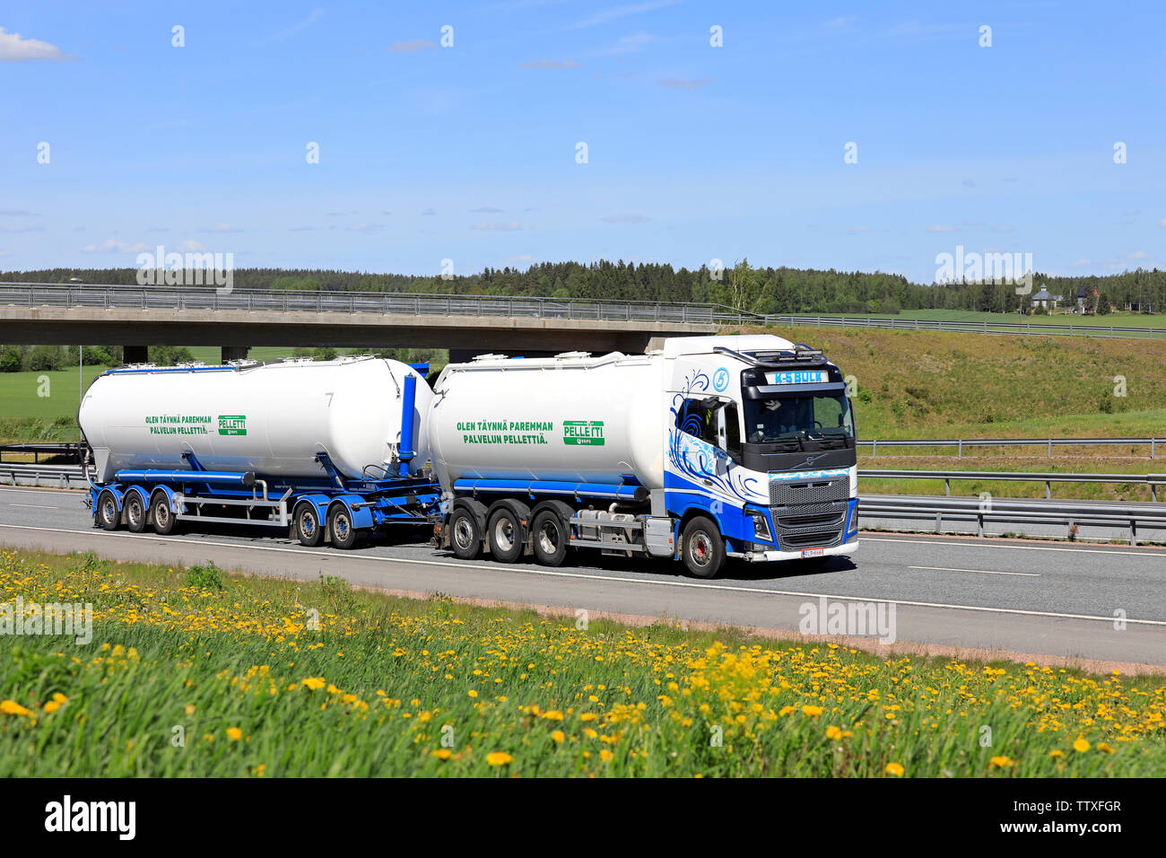 Salo, Finlandia. Maggio 30, 2019. Volvo FH16 autobotte di K-S rinfusa Oy trasporta VAPO pellet di legno in autostrada in Finlandia in una giornata di sole dell'estate. Foto Stock