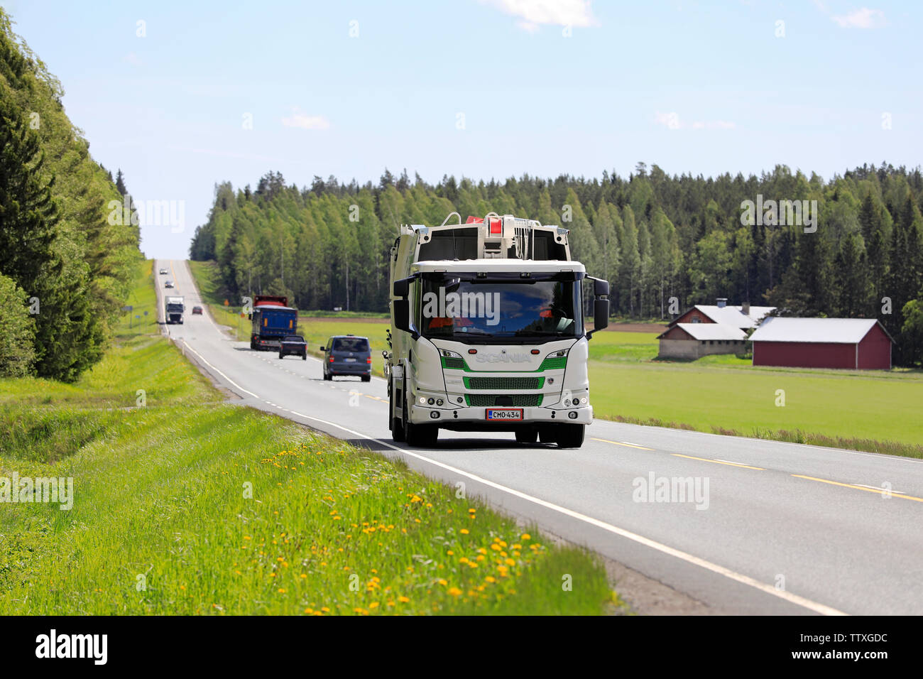 Humppila, Finlandia. 31 Maggio, 2019. CNG/CBG alimentati a gas Scania L340 B4X2NB rifiutare il carrello del gruppo Envor guida su autostrada 2 in Finlandia il giorno d'estate. Foto Stock